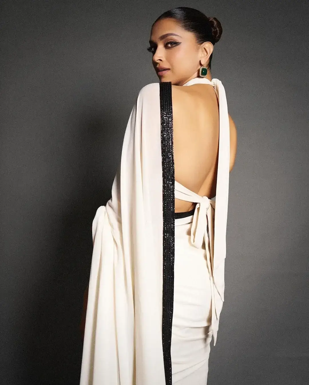 BOLLYWOOD ACTRESS DEEPIKA PADUKONE IMAGES IN WHITE SAREE 4